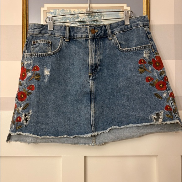 Zara Blue Denim Skirt with Red Floral Embroidery Size Large - Picture 2 of 8
